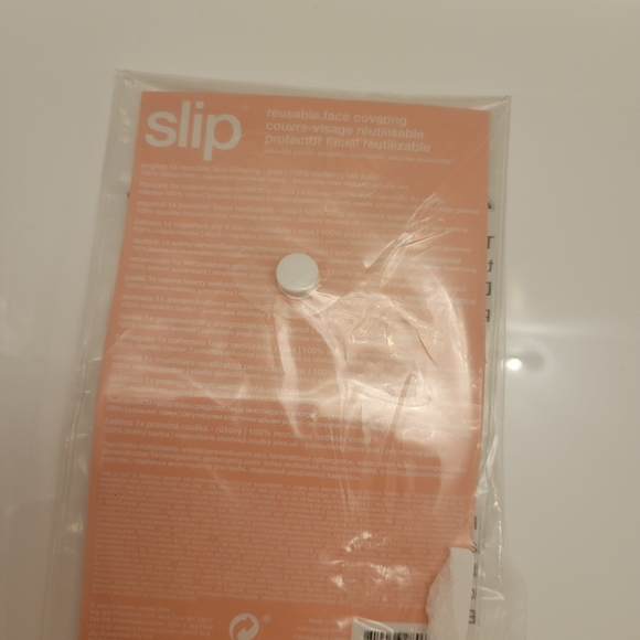 Slip Reusable face covering mask - Picture 3 of 4